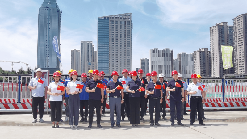 2021年6月8日,实业公司党委组织庆祝中国共产党成立100周年”颂歌献给党“大合唱《在灿烂阳光下》(山东出版万阅文化广场(枣庄)项目建设团队合影 )_副本.png